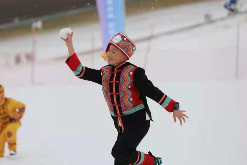 第八届全国大众冰雪季恩施会场在巴东绿葱坡启幕