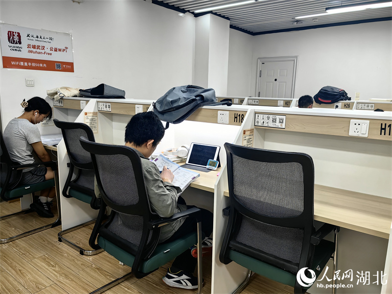 江汉区图书馆内的安静书桌。人民网记者 肖璐欣摄